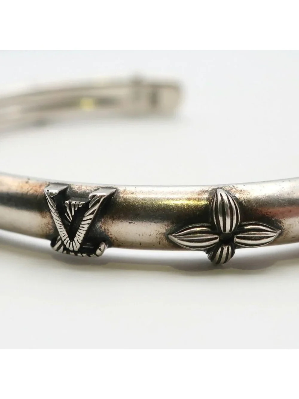 Louis Vuitton Ten Bangle Calfskin LV Whisper Silver M Accessory Bracelet